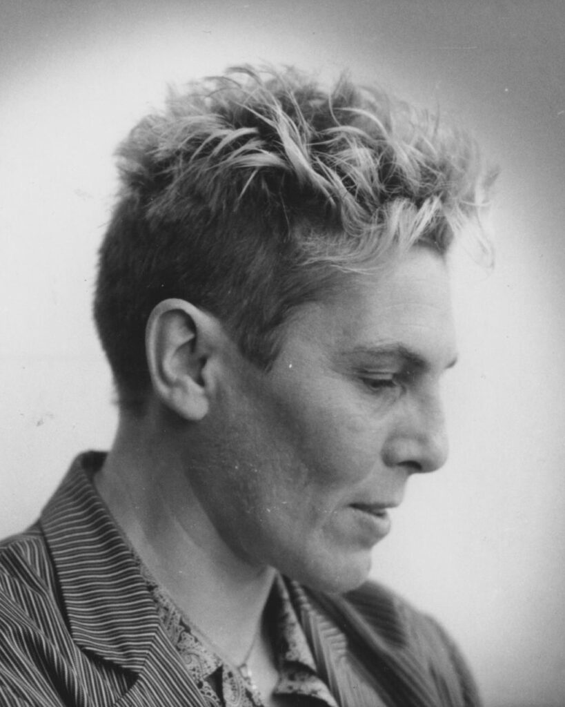 Fotografia in bianco e nero di Patrizia Vicinelli di profilo.