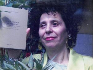 Maria Grazia Lenisa e la sua raccolta 'Rosa fresca aulentissima' (Abano Terme, Piovan, 1986). Su gentile concessione di Marzia Alunni