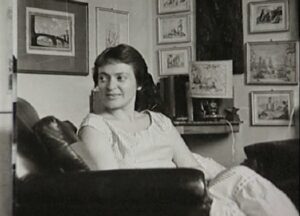 Elena Bono nel suo salotto (foto di pubblico dominio).