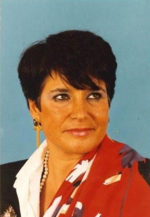 Ritratto di Giusi Verbaro su sfondo azzurro